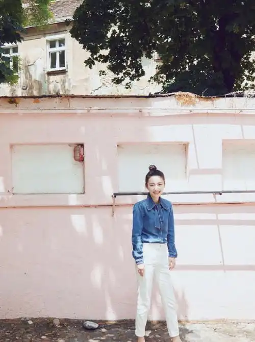 吴倩晒春日美照,扎丸子头穿牛仔衬衫少女感十足,配白色裤子俏皮
