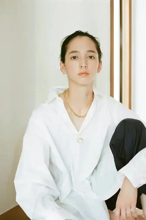 白衬衫怎么穿出时尚感借鉴时髦精的男友风穿法,美出新高度
