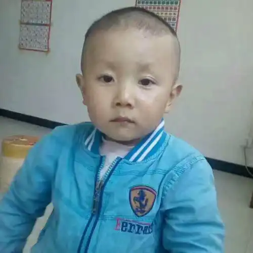 涓滴爱心病因成谜的5岁纸片男孩,体重仅18斤,身高不足一米
