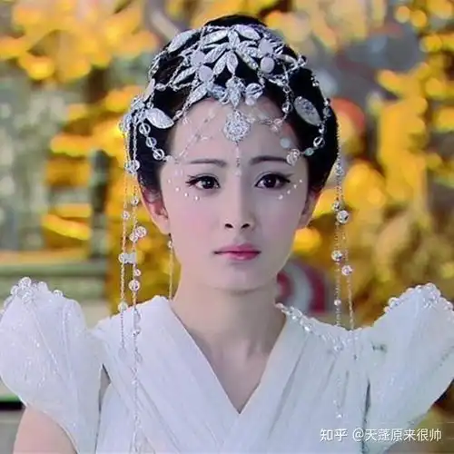 杨幂刘亦菲同框旧照引热议,颜值很高还很青涩,网友直呼爷青回
