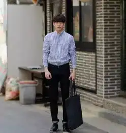 喜欢这种穿搭既干净又简约的男生看起来很阳光
