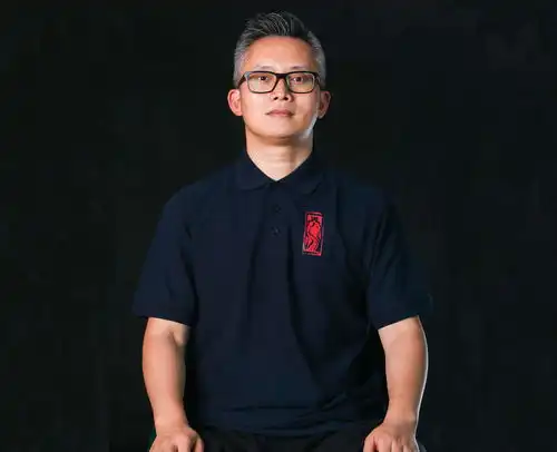 浙江48岁男人,100元卖名牌包,把500克黄金丢到黄浦江,为啥
