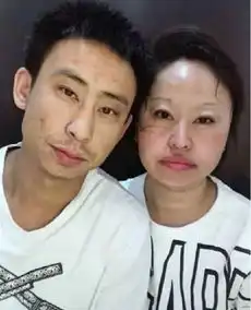 最丑姐弟恋火了,卸妆后吓死人,网友还是戴个面具吧

