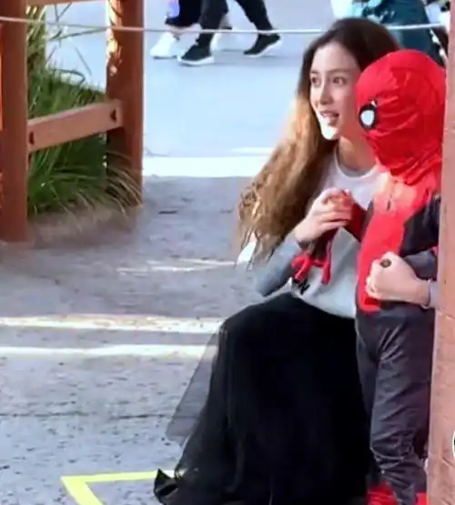 baby带儿子出游挡脸防偷拍小海绵扮蜘蛛侠超萌
