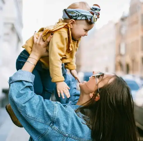 孩子明明会走路,为啥出门就要抱别急,知道原因后你不忍拒绝
