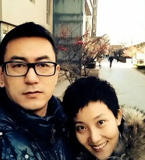 鲁健32岁娶小6岁央视主持人,婚后分居15年,风光背后有泪水
