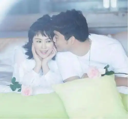 马丽晒儿童节日常,哄1岁儿子玩飞机,还透露小11岁老公爱好
