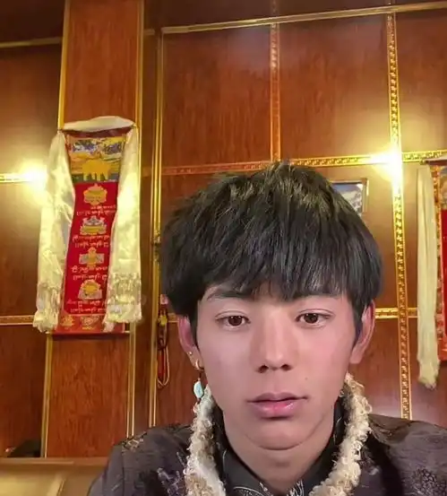 藏族男孩丁真旧照被扒,竖中指的样子形象幻灭,事实却并非如此
