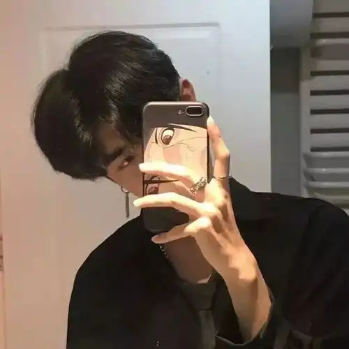 男生头像孤独不是没人爱你,而是你谁也不爱
