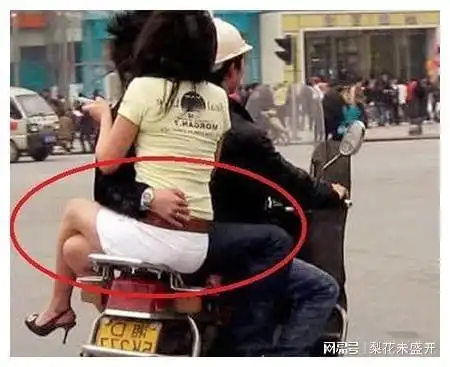 搞笑趣图地铁上一对情侣在秀恩爱,男的让女孩听自己的心跳
