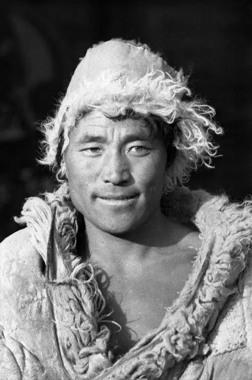 1932年青海藏族老照片少年喇嘛英俊淳朴,牧民大叔满脸沧桑
