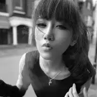 黑白妩媚女生头像我的爱有你才会完整