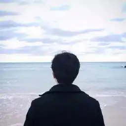 求好看的男生在海边的侧脸系或者背影图片
