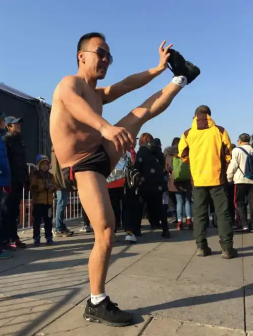 2018光猪跑图片集一年一度的全民裸奔,连京剧班都出现了
