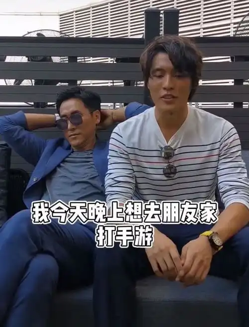 马德钟与儿子同框一时竟分不出谁是儿子谁是爹小伙撞脸金馆长
