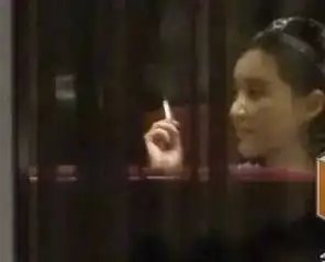 ab张雨绮王菲都和男生一起抽烟,舒淇俞飞鸿叼烟的模样有点霸气
