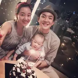 谁说婚姻是坟墓的,喏...看看人家
