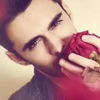 一个外国男人手里拿着玫瑰花闻的头像

