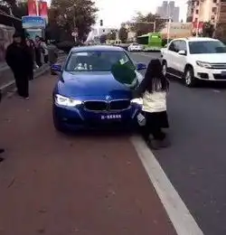 女子下跪向豪车男求婚结果令你吃惊
