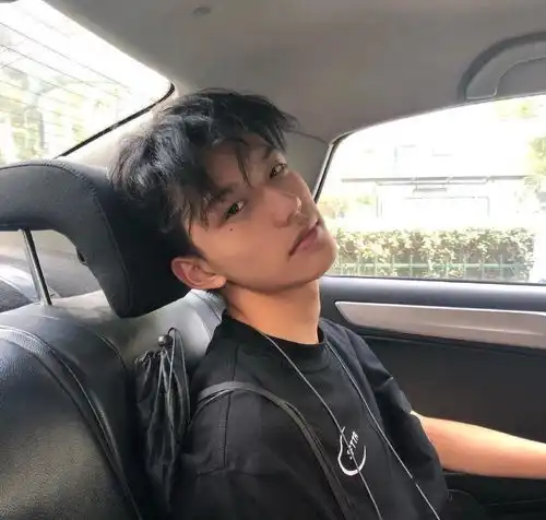 一夜爆红的丁真,黑历史就被扒出来了
