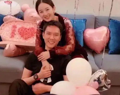 陪娃心切赵丽颖工作连轴转后深夜赶回上海,曝孩子由男方照顾
