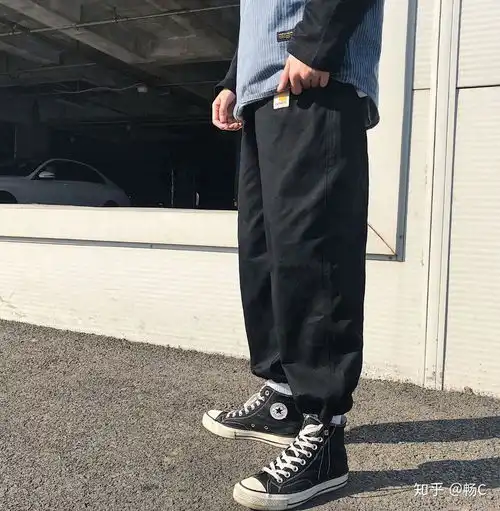 男生绿色的t恤搭配什么颜色的裤子好看呢有推荐吗
