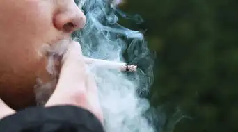 抽烟影响男性精子质量
