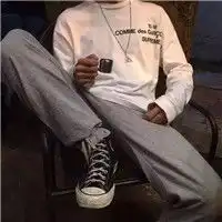 qq头像男半身坐着的站着的,都是不露脸的
