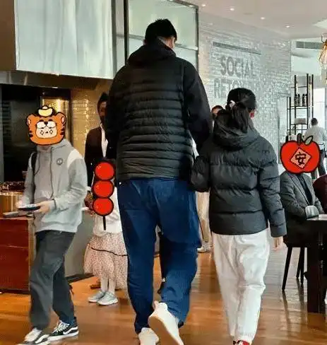 姚明11岁女儿近照曝光,身高超过1米8,网友个子不允许低调
