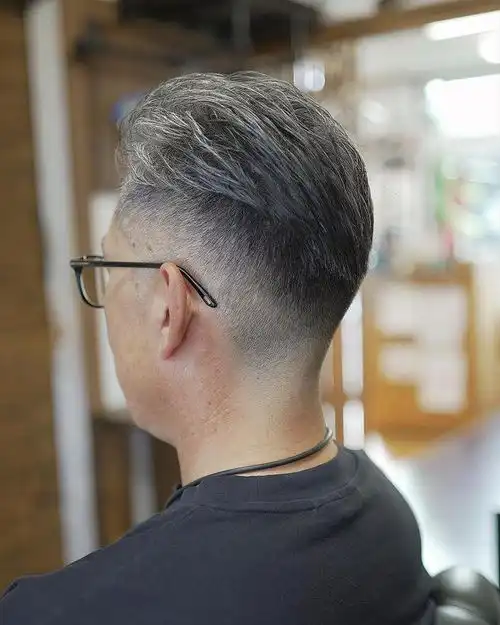 男发别乱剪,最帅还是两侧铲短,就连白发大叔剪完也很有型