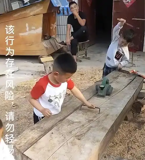 河南孩子放暑假不写作业沉迷做棺材,有模有样让人爆笑棺二代
