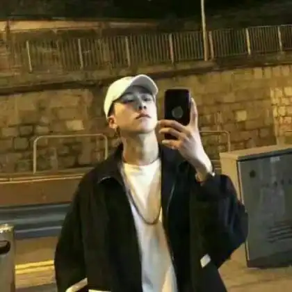 头像男生霸气冷酷,有几张黑白色也有抽烟的
