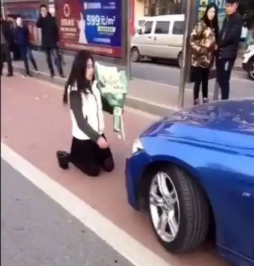 女子跪地向宝马男求婚,男子不为所动,女子接下来的做法看得揪心
