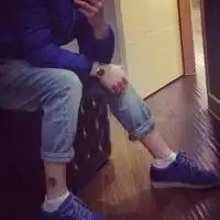 qq头像男生靠墙站不露脸

