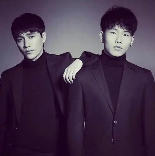 陈坤18岁儿子近照曝光,陈尊佑换发型颜值飙升,与美女互动超甜蜜
