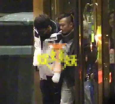贾乃亮深夜买醉,外套竟撞衫pgone,网友李小璐批发买的
