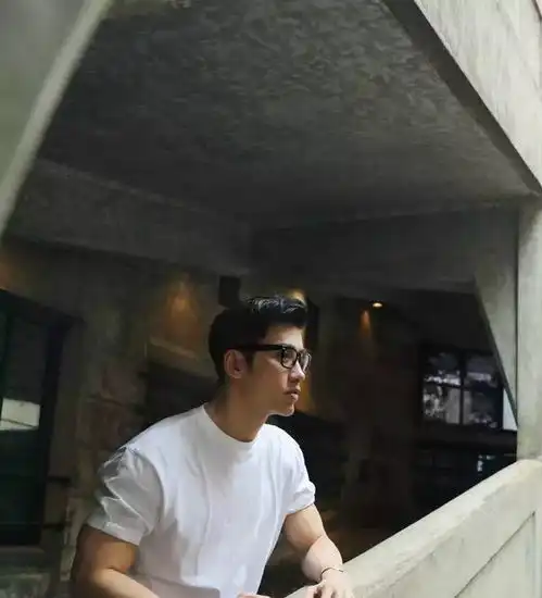 52岁大叔却保持小鲜肉模样,32年健身史,被网友称为不老男神

