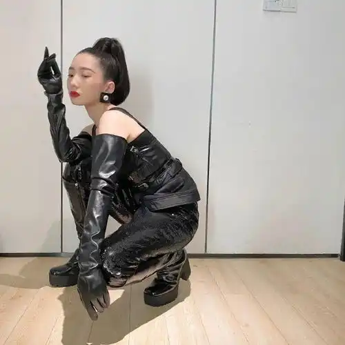 孟美岐这造型是得罪了造型师,后仰的发际线和恨天高全无时尚感
