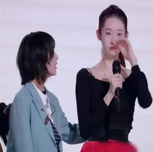 女学员上来就哭,黄子韬蔡徐坤两种反应,直男与暖男区别明显
