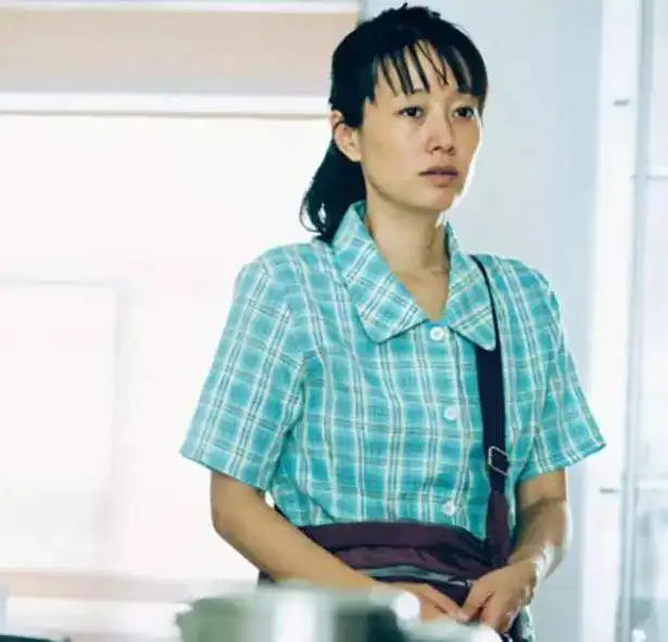 马伊琍晒死亡视角素颜照,44岁离婚的她,凭什么不怕被嘲笑
