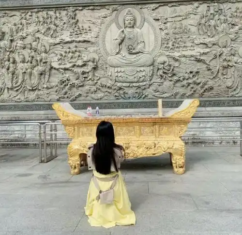 范冰冰带妈妈现身普陀山,晒跪拜礼佛照,求子圣地拜佛引人遐想
