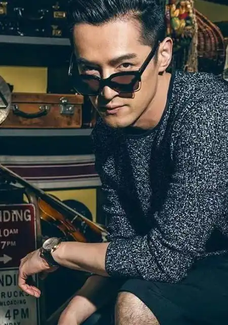 穿上丝绒西装的胡歌男人味十足,网友直呼可惜江疏影不是搭档
