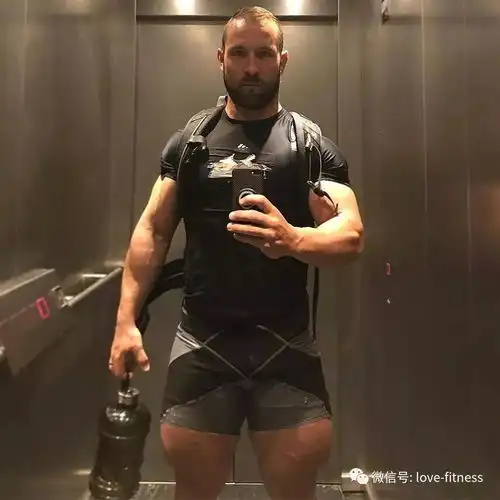 他的大腿堪称人肉发动机,你们感受一下
