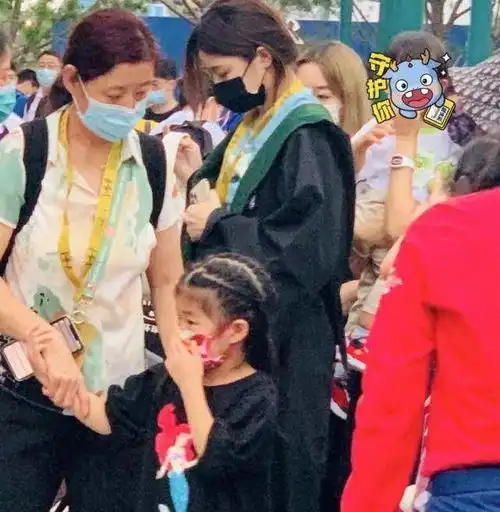 抱着孩子的情侣头像影院