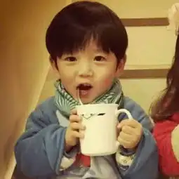 求另外一张旁边小女孩的图片旁边的小女孩也和这个小男孩一样手里拿个杯子用吸管喝饮料拜托拜托急用,
