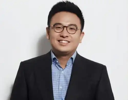 33岁将公司卖给马云,套现665个亿的外卖小伙张旭豪,如今怎样了

