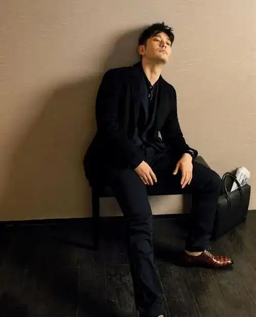 黄晓明衣品也飞速猛涨,黑色西装亮相,尽显成熟男人的沉稳大气

