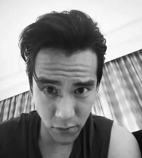 彭于晏跪地哭泣引粉丝心疼,为新戏拼尽全力,这才是好演员
