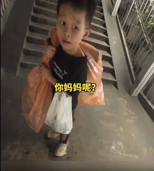 广东11岁男孩深夜捡瓶子后续孩子背景曝光,官方介入,结局暖心

