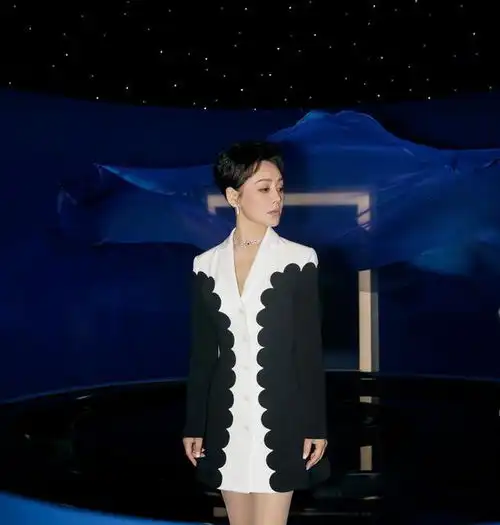 宁静的西装上身效果如何
